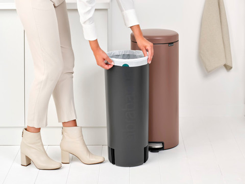 Brabantia NewIcon Poubelle à Pédale 30 Litres Satin Taupe produit à l'usage