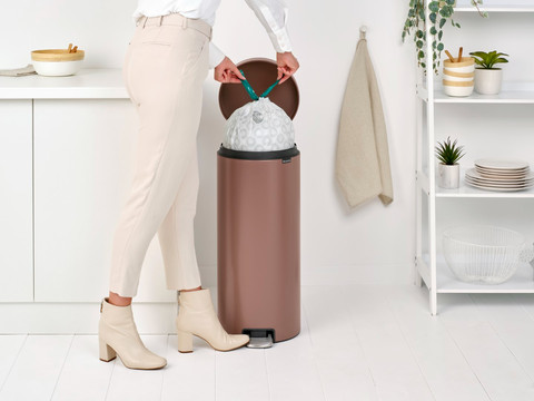 Brabantia NewIcon Poubelle à Pédale 30 Litres Satin Taupe produit à l'usage