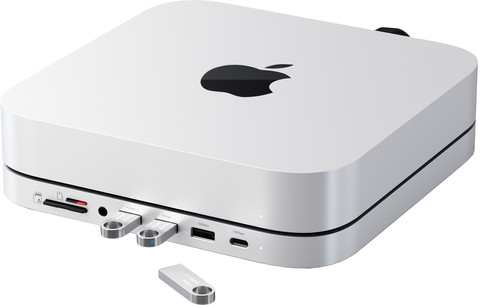 Satechi Aluminum Mac Mini/Mac Studio Stand Hub Zilver met SSD slot product in gebruik