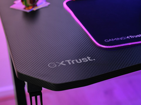 Trust GXT 700 Omnius Gaming-Schreibtisch Schwarz produkt in gebrauch