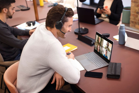 Jabra Evolve2 65 Flex MS Draadloze Office Headset product in gebruik