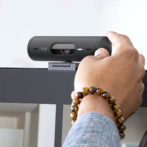 Logitech Brio 500 Full HD Webcam Grijs product in gebruik