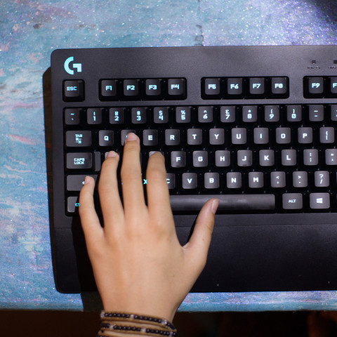 Logitech G213 Prodigy QWERTZ product in use