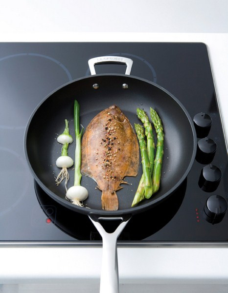 Le Creuset Les Forgeés High-sided Skillet 28cm product in use