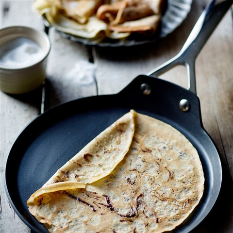 Le Creuset Les Forgees Crepe Pan 28cm product in use