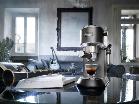 De'Longhi EC685.BK Dedica Black product in use