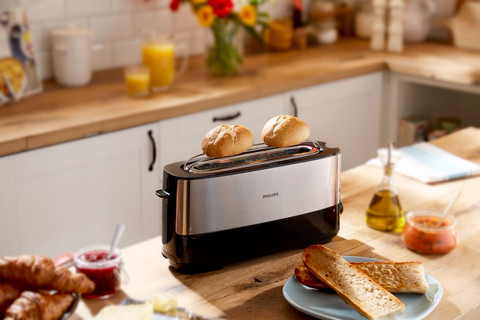 Philips Viva Collection Toaster HD2692/90 product in use