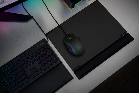 Razer Naga Trinity product in use