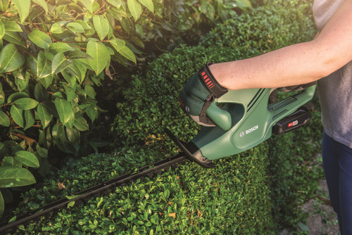 Bosch EasyHedgeCut 18-45 product in gebruik
