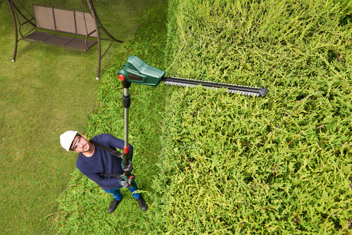 Bosch UniversalHedgePole 18 (without battery) product in use