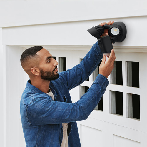 DE BESTE RING FLOODLIGHT CAM WIRED PLUS ZWART