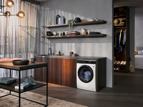 AEG LR86CB86 PowerCare product in use