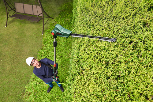 Bosch UniversalHedgePole 18 product in gebruik