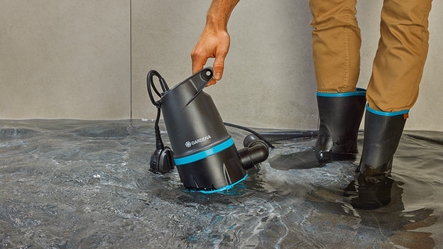 Dompelpomp: pomp water weg