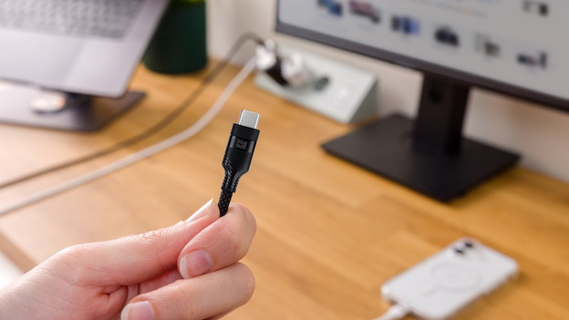 BlueBuilt Usb c kabel zwart met iPhone 17 en MacBook Pro