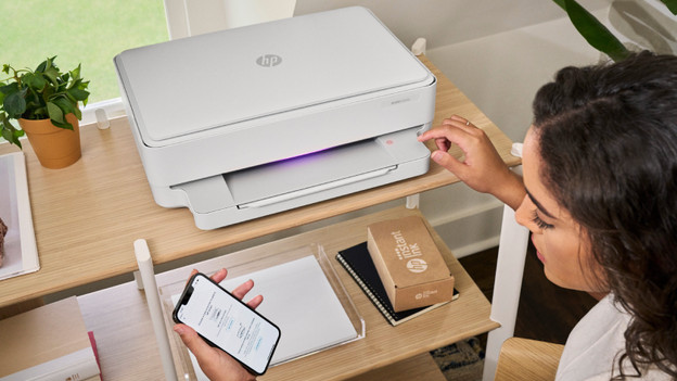 Vrouw bij een HP printer.