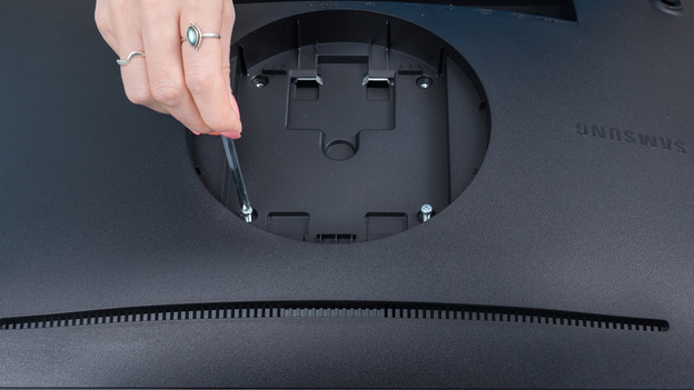 Plaats schroeven in de monitoren