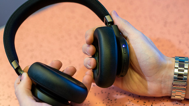 Koptelefoon in handen