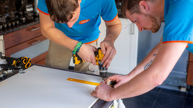 Frontpaneel bevestigen