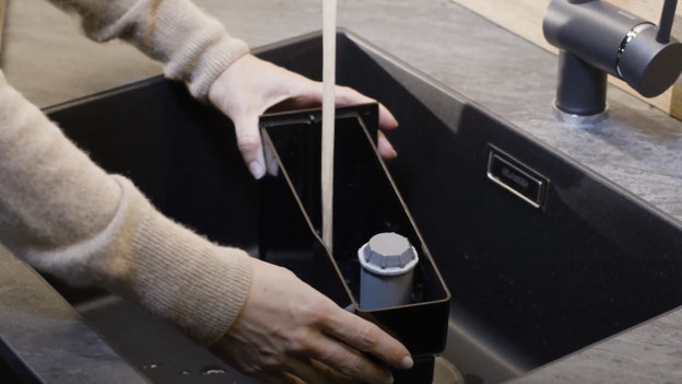 Plaats het waterfilter