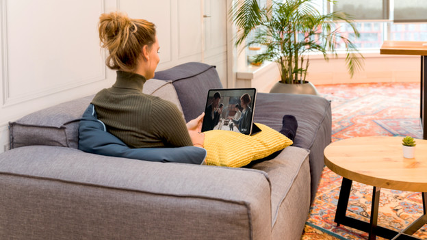 vrouw op de bank met laptop