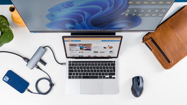 Laptop, monitor en telefoon