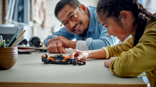 Ontvang een LEGO F1 wagen bij een Logitech G racestuur