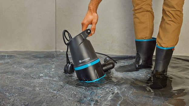 Dompelpomp: pomp water weg