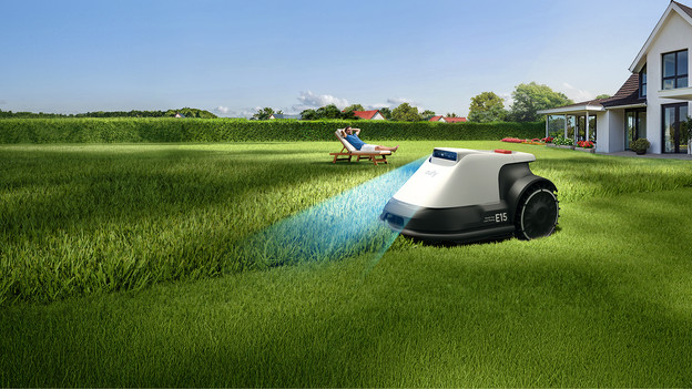Robotmaaier is gras aan het maaien