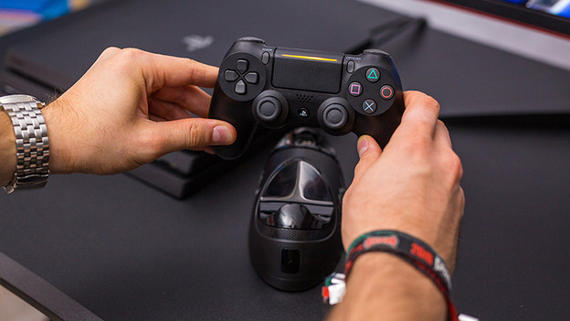 PlayStation 4 controller in oplader stoppen. 
