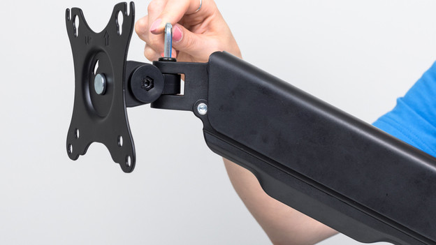 Installeer de VESA plaat op de monitorarm