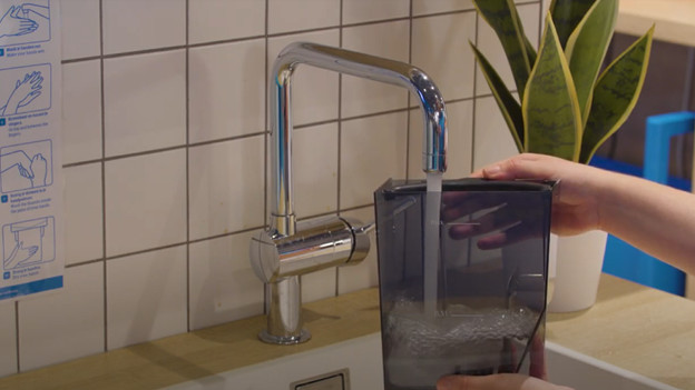 Vul het waterreservoir