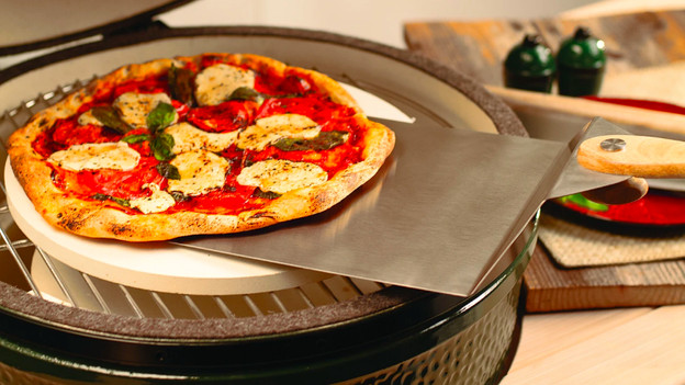 Tip 3: sprinkle cornstarch on the pizza stone