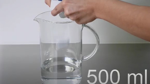 Vul een maatbeker met 500 milliliter water en doe hier 3 ontkalkingstabletten bij