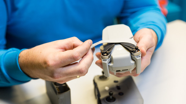 Haal het harnas van de drone