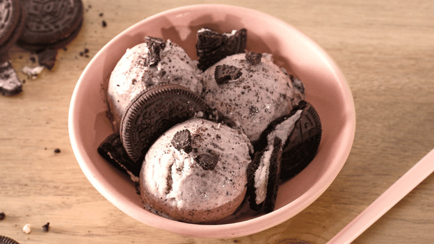 Ijs met stukjes koek