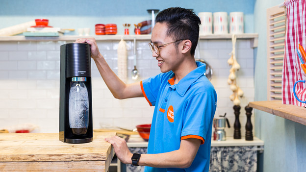 Expert pours sparkling water in glass