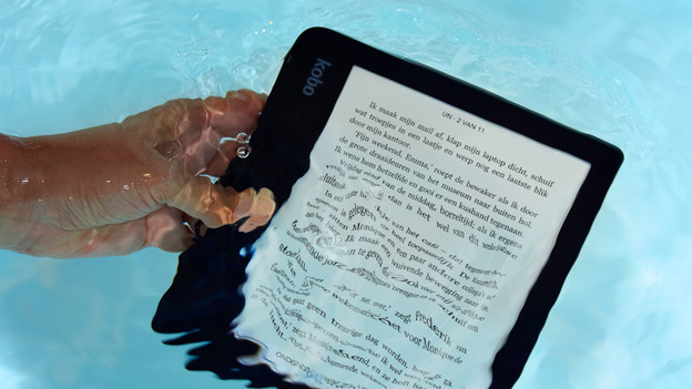 Kobo e-reader in het water