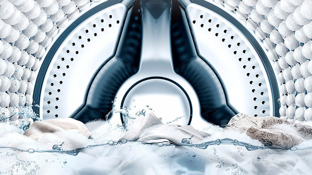 Wasgoed met water in de trommel