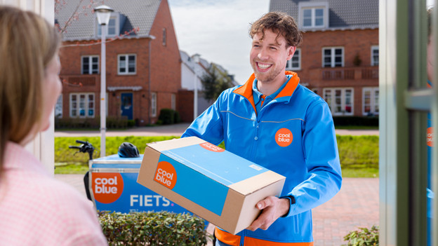 Coolblue bezorger met pakket 