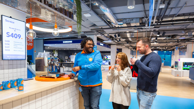 Winkelmedewerker geeft advies aan klanten