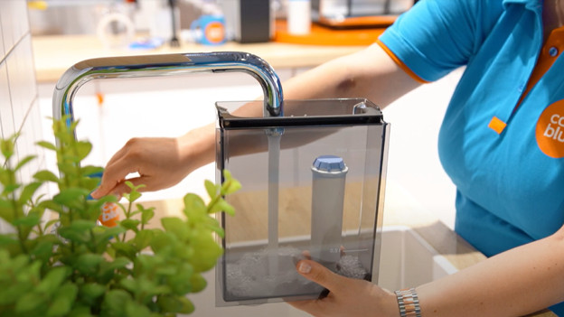 Plaats het waterfilter