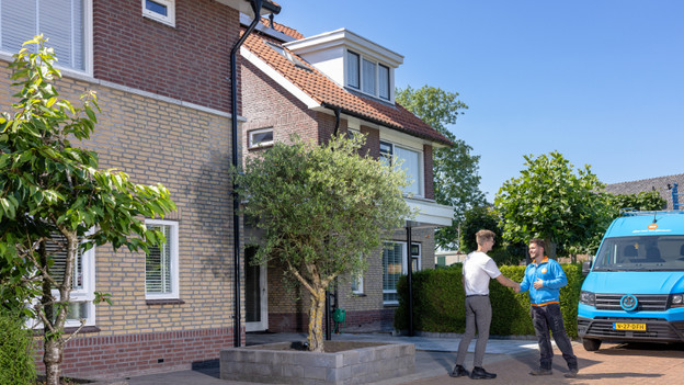 Mannen schudden elkaar de hand