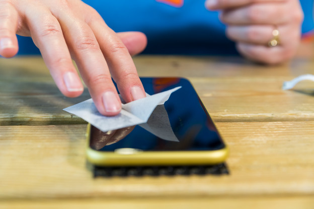Schoonmaken scherm nat doekje