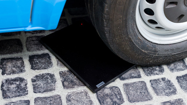 Stevige Lenovo ThinkPad P overleeft stresstest onder vrachtwagen