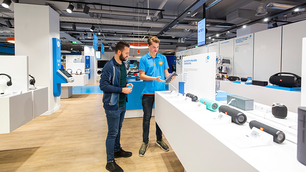Bluetooth speakers bekijken in de winkel