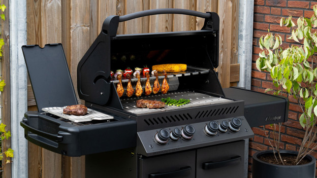 Outdoor kitchen with 4 burners or more