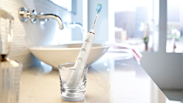 Elektrische tandenborstel in een glas