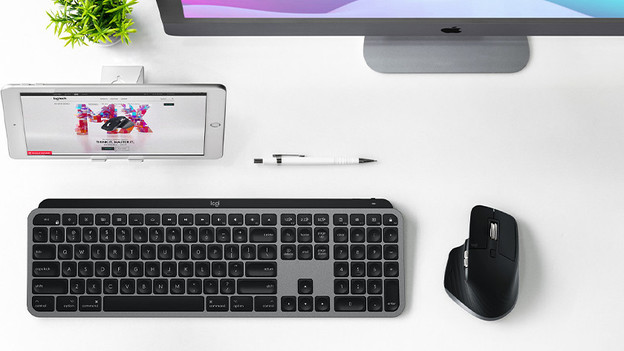 Draadloos toestenbord op bureau. 