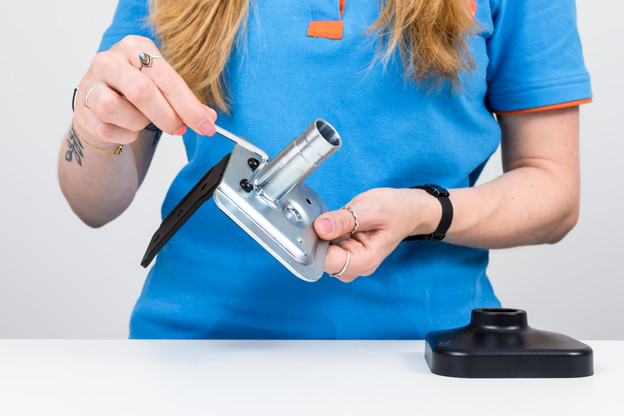 verbindingshoek monitorvoet aandraaien